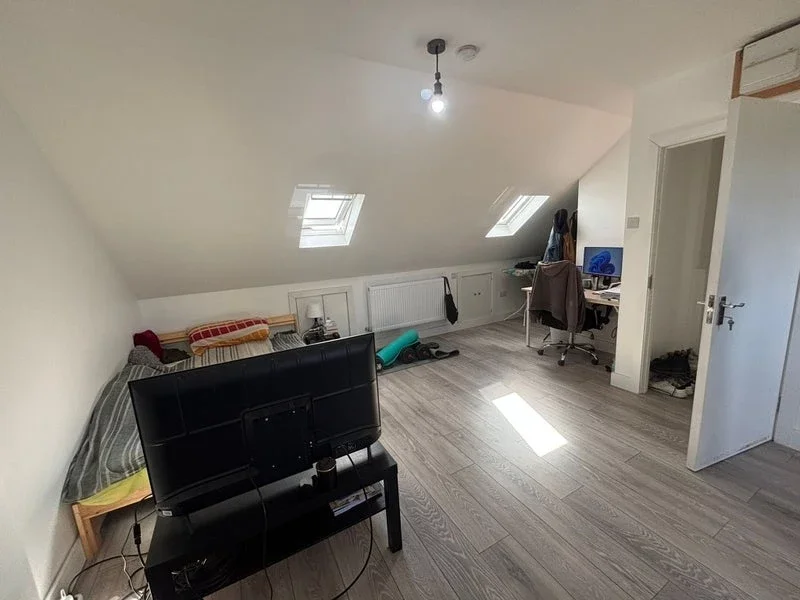 Flat Farndale Avenue in Greater London