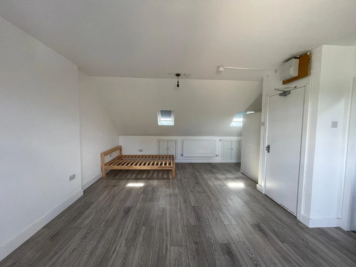 Flat Farndale Avenue in Greater London