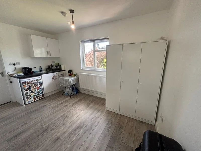 Flat Farndale Avenue in Greater London
