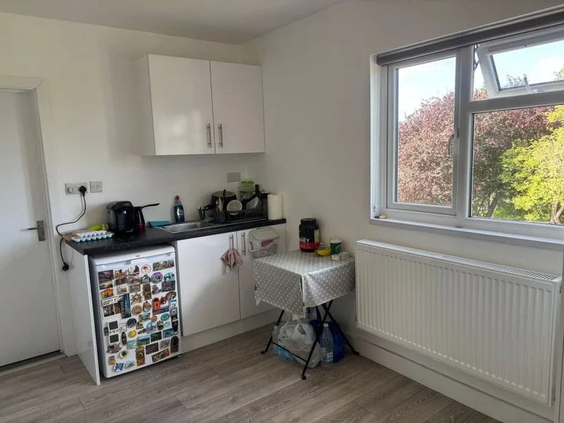 Flat Farndale Avenue in Greater London