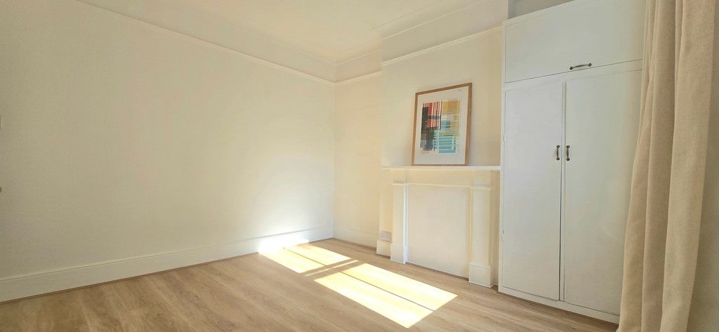 Flat Battersea High Street in Greater London