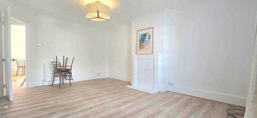 Flat Battersea High Street in Greater London