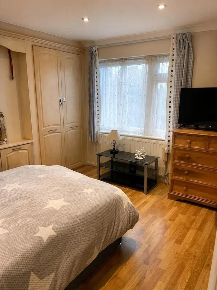 Room Lynmouth Avenue in Greater London