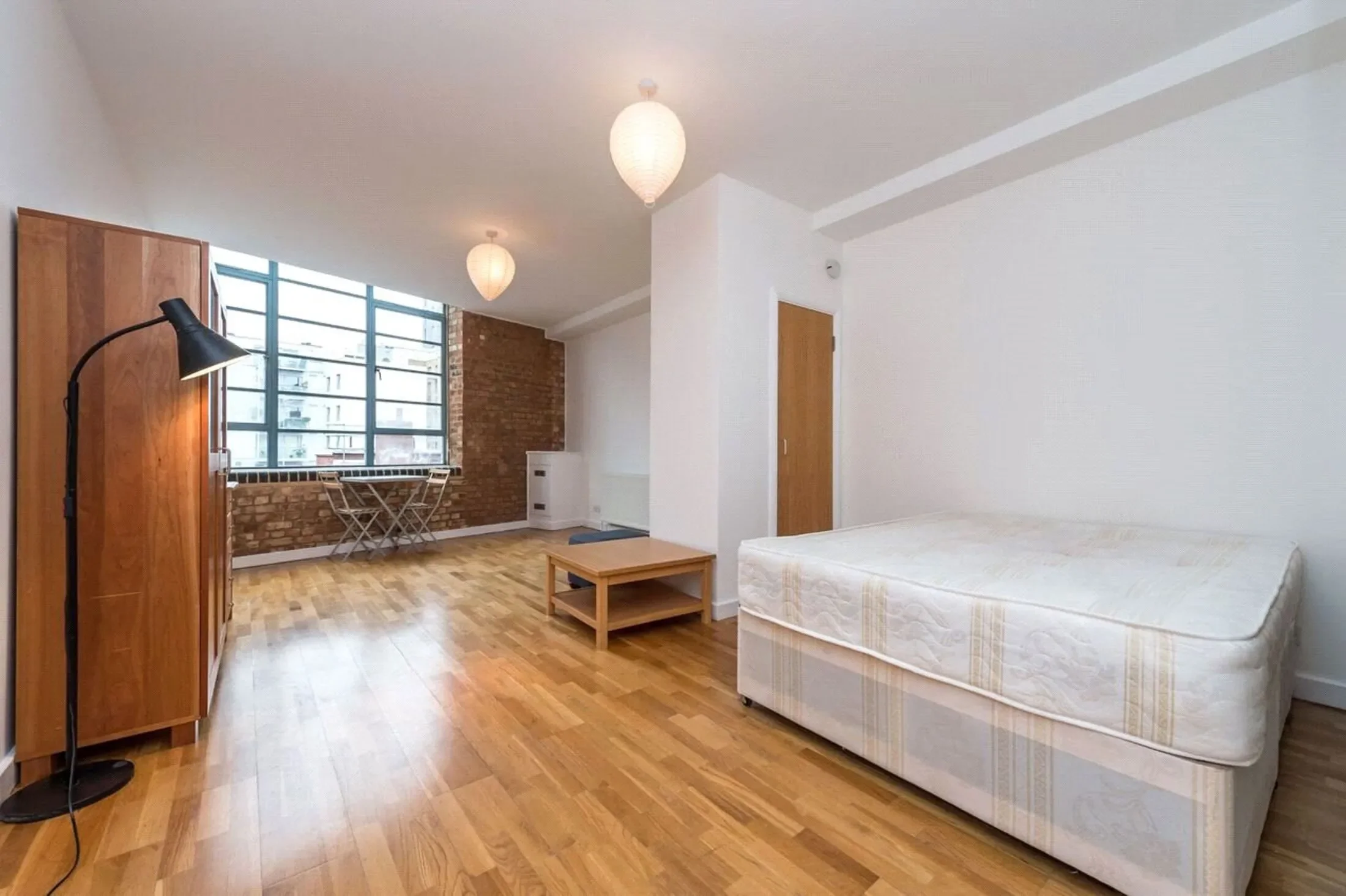 Flat Boss Street in Greater London
