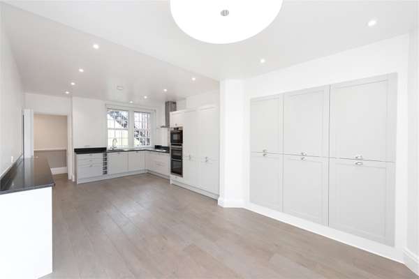 Flat Kensington High Street in Greater London