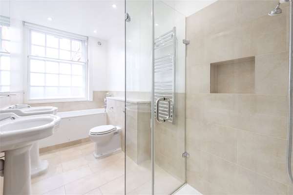 Flat Kensington High Street in Greater London