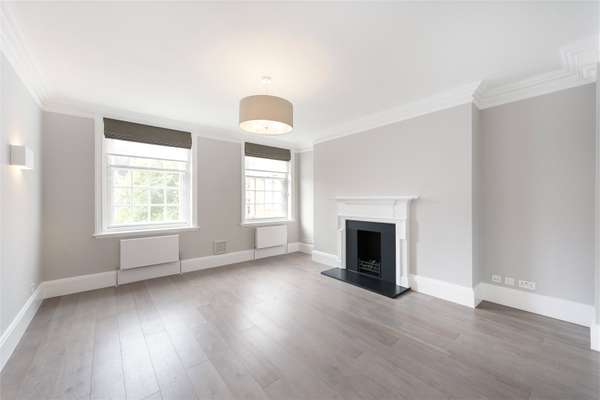 Flat Kensington High Street in Greater London