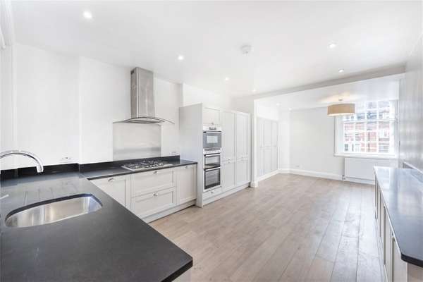Flat Kensington High Street in Greater London