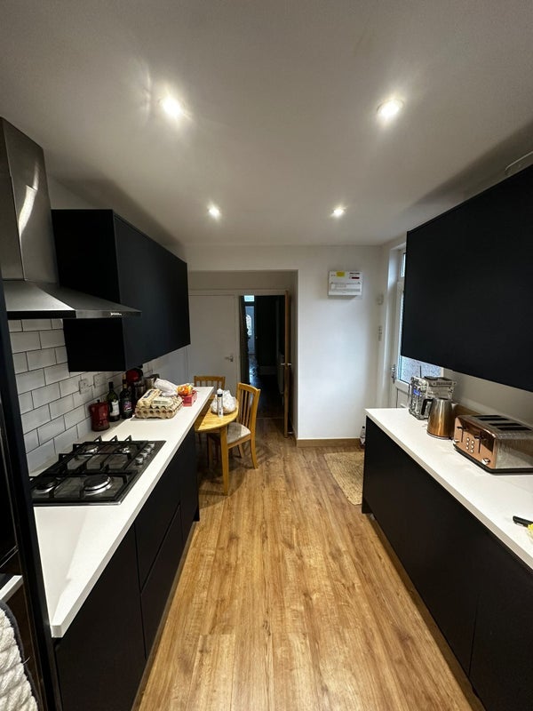 Room Cross Grange Avenue in Leeds