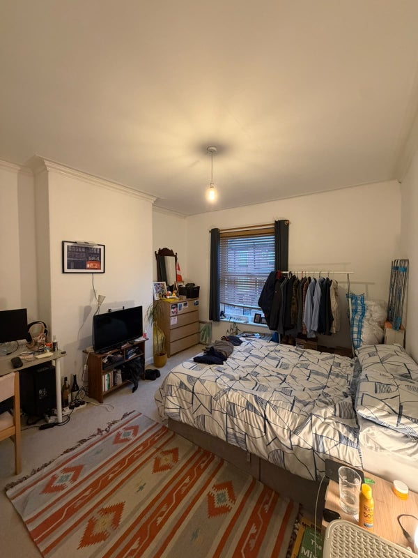 Room Cross Grange Avenue in Leeds