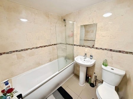 Flat Lampton Road in Greater London