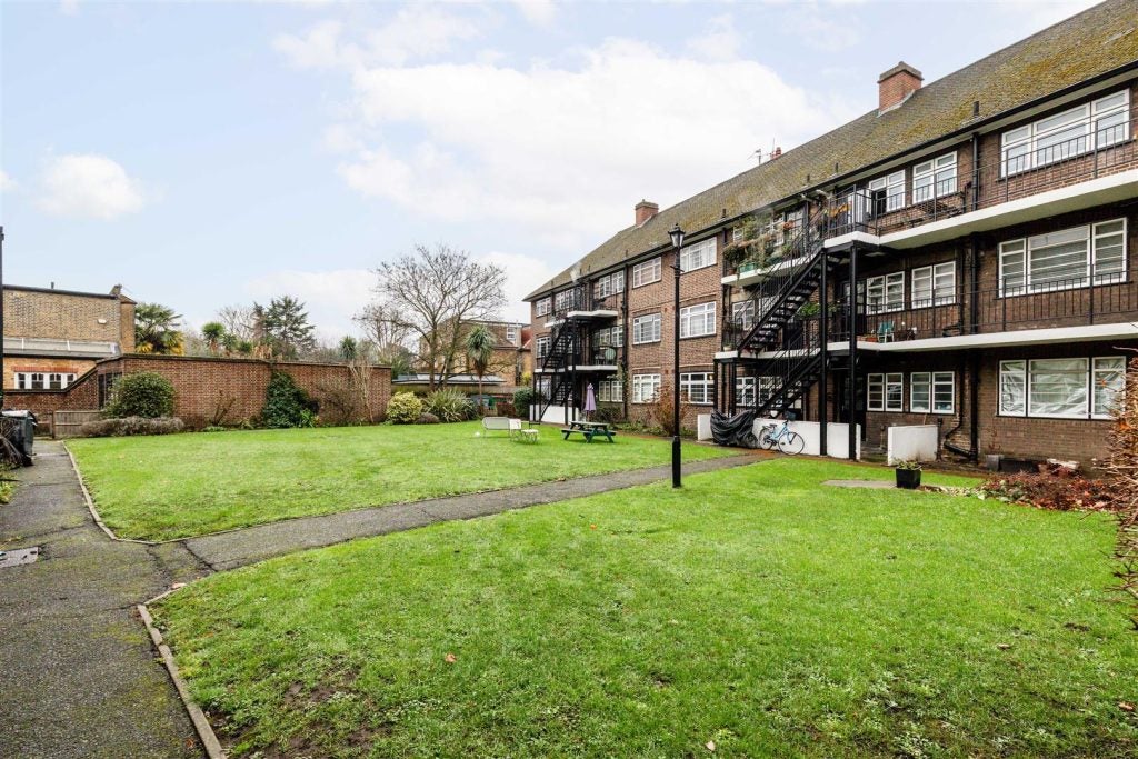 Flat Grosvenor Road in Greater London