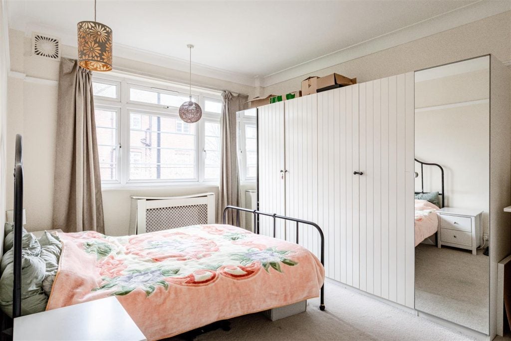 Flat Grosvenor Road in Greater London