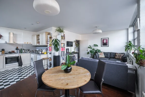 Flat York Grove in London Borough of Southwark