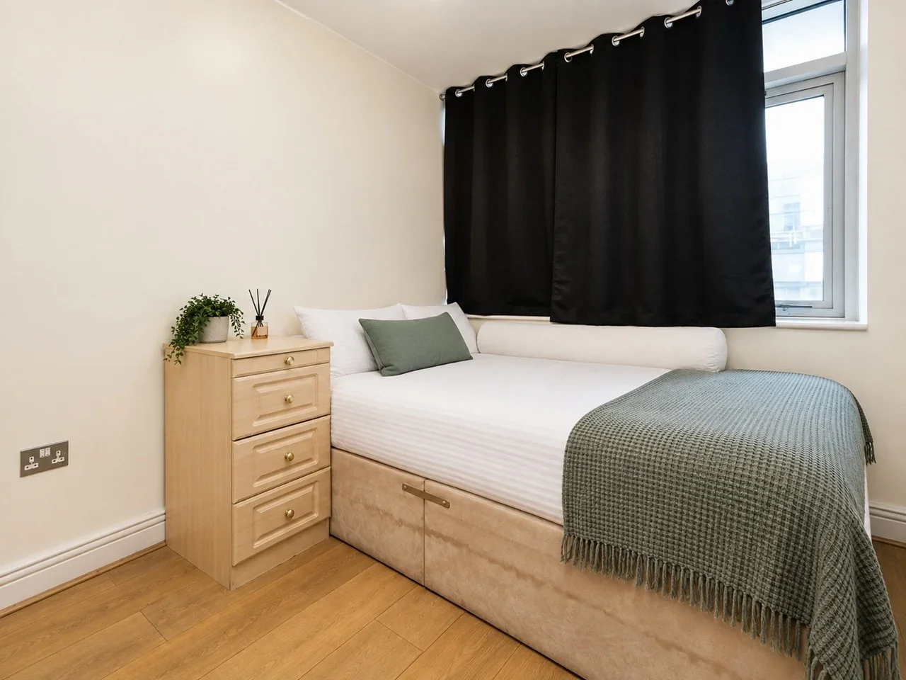 Flat Gerry Raffles Square in Greater London