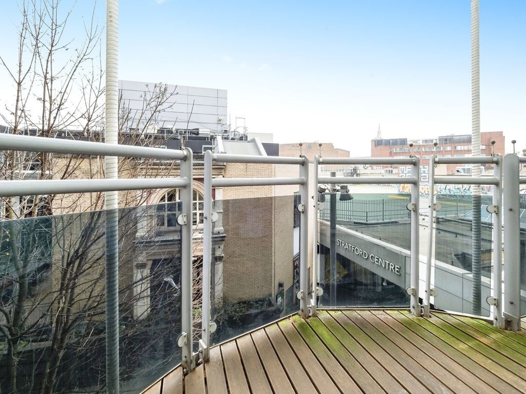 Flat Gerry Raffles Square in Greater London
