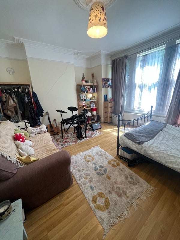 Room Manor Park in Greater London