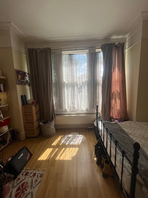 Room Manor Park in Greater London