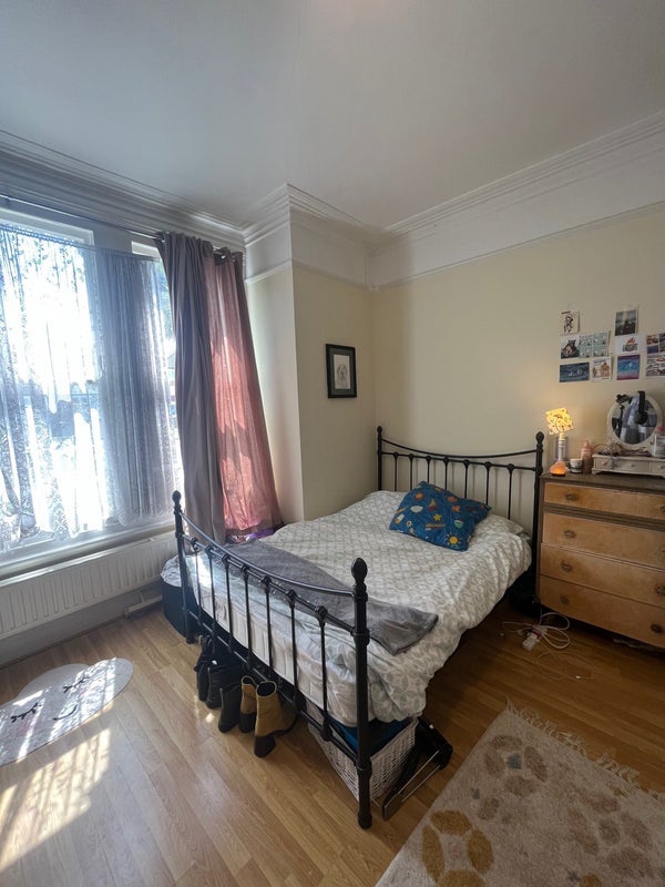 Room Manor Park in Greater London