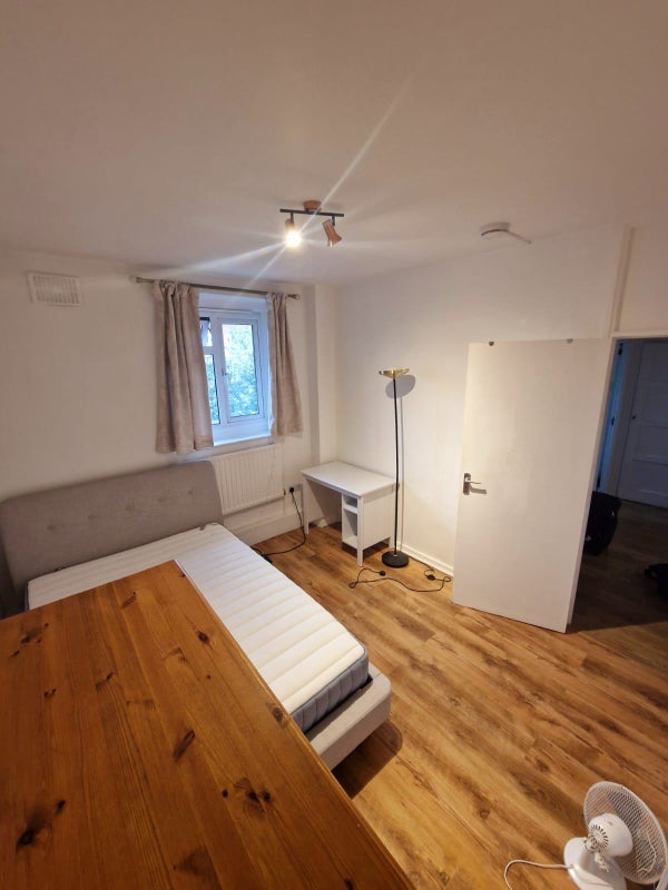 Room Crossford Street in Greater London