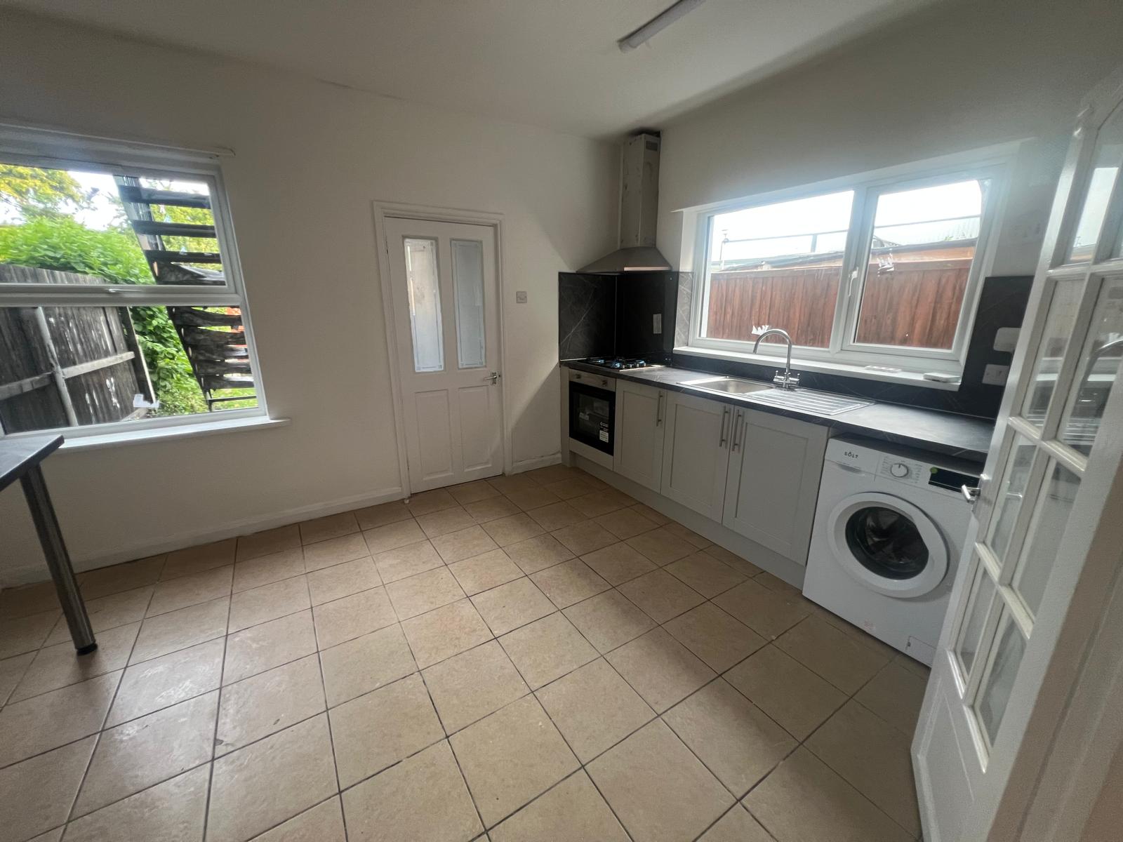 Flat Maybank Road in Greater London