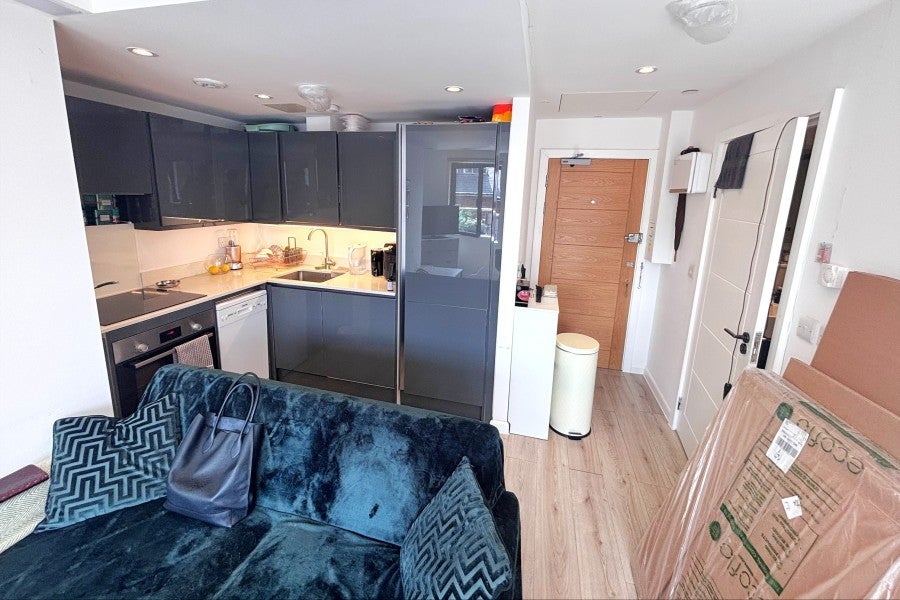 Flat Chertsey Road in Woking