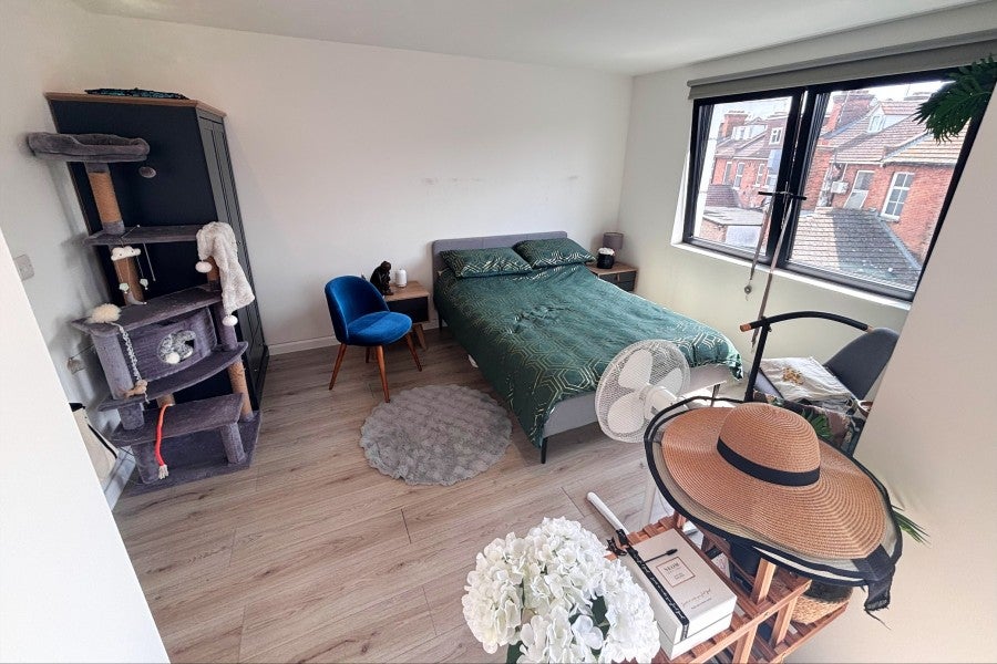 Flat Chertsey Road in Woking