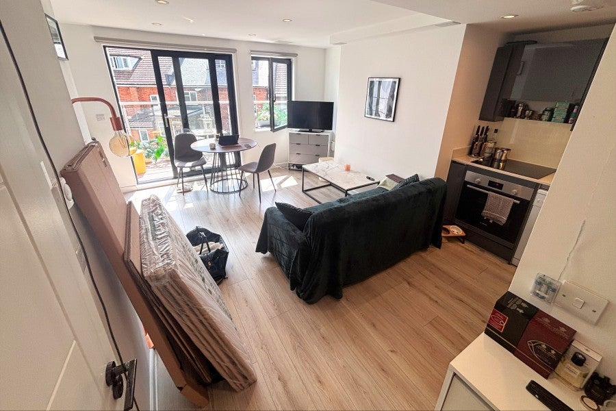 Flat Chertsey Road in Woking