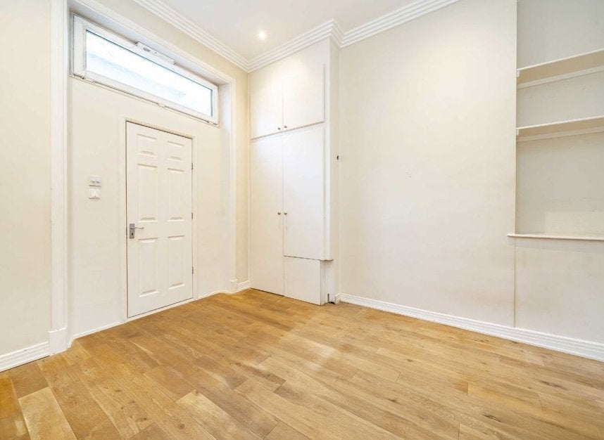 Flat Stile Hall Gardens in Greater London