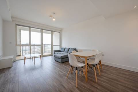 Flat Silvertown Way in Greater London