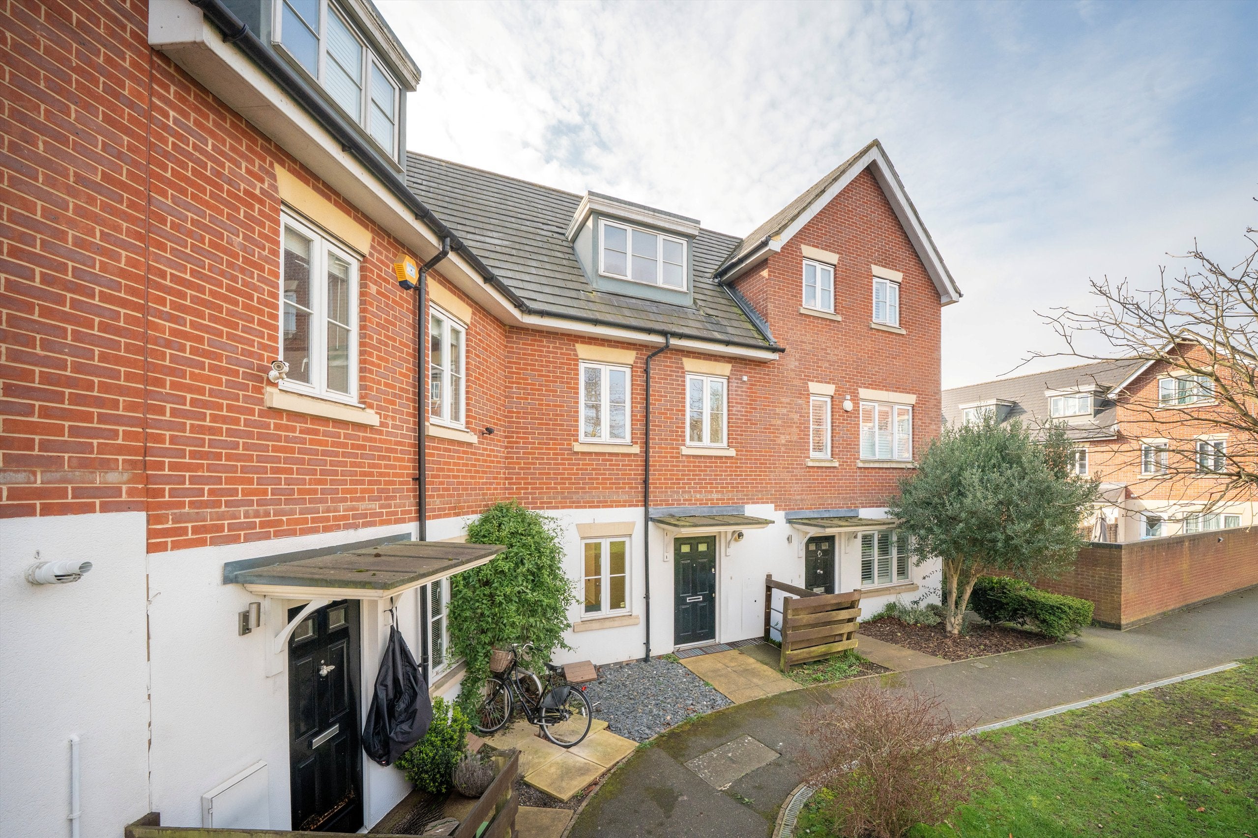 House Cross Way in Greater London