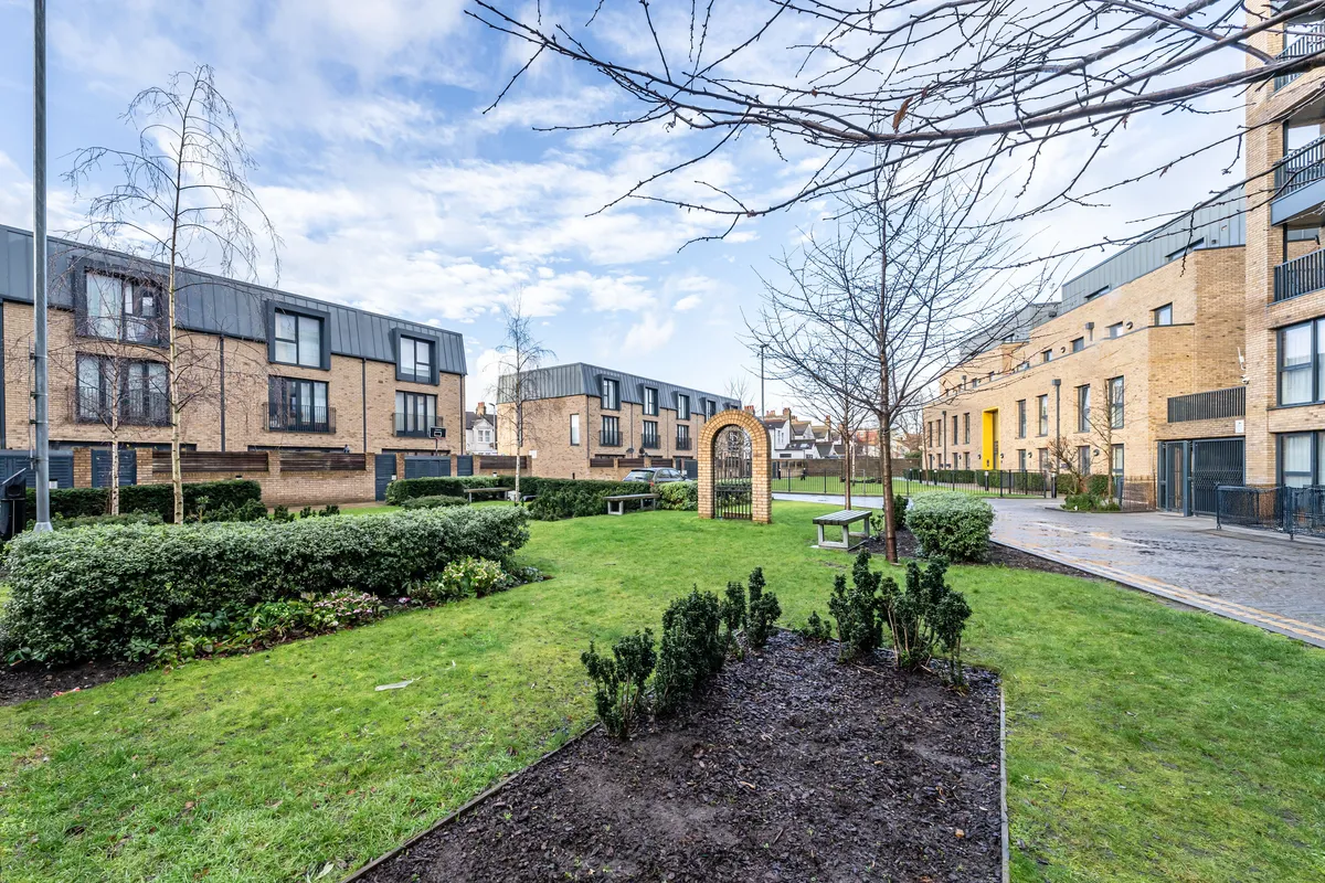 Flat Grafton Road in Greater London