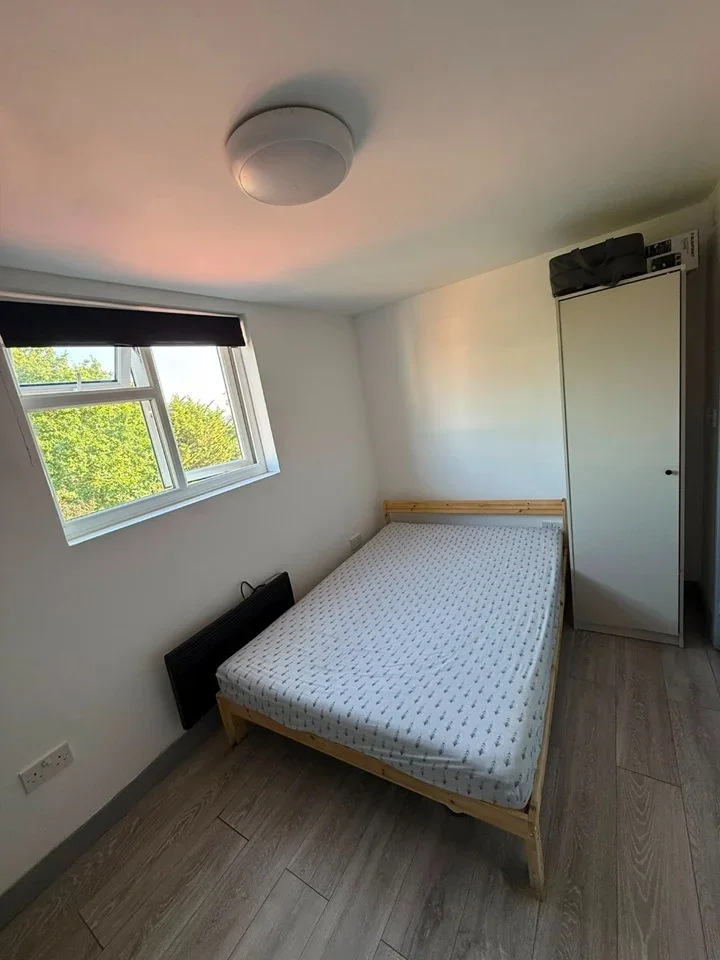 Flat Weald Lane in Greater London