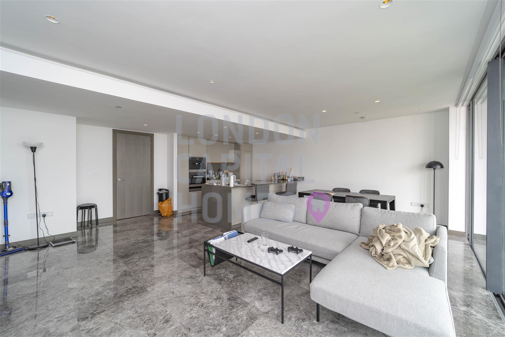Flat Blackfriars Road in Greater London