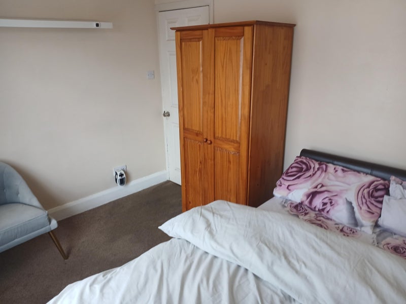 Room Woodside Lane in Greater London