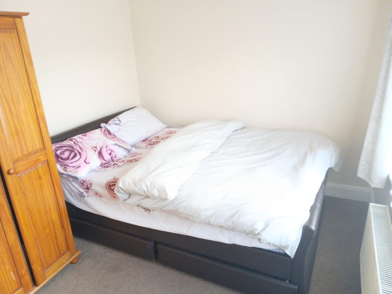 Room Woodside Lane in Greater London