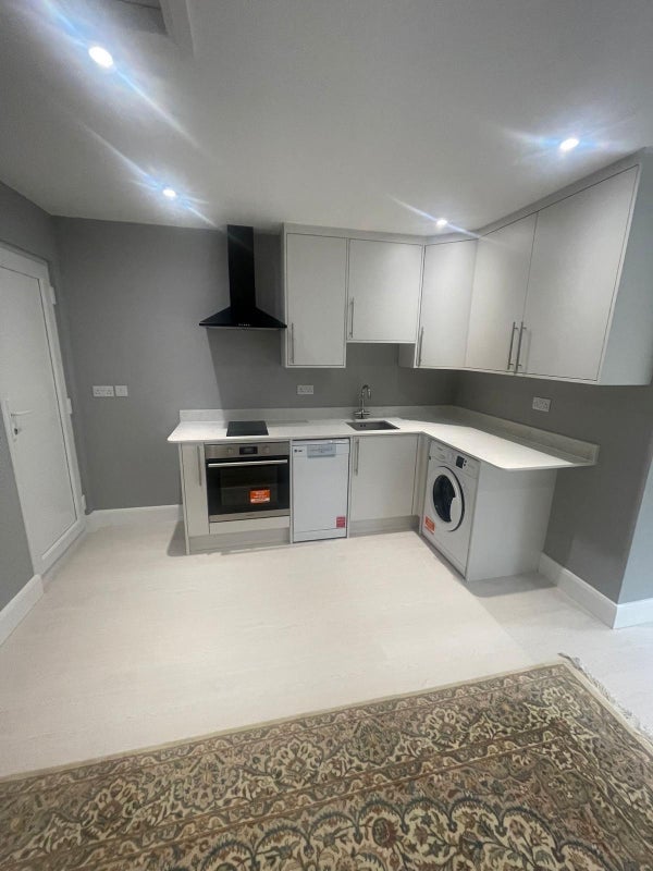 Room Hollybush Hill in Stoke Poges