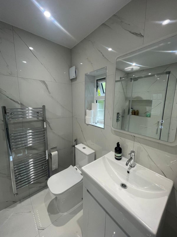 Room Hollybush Hill in Stoke Poges