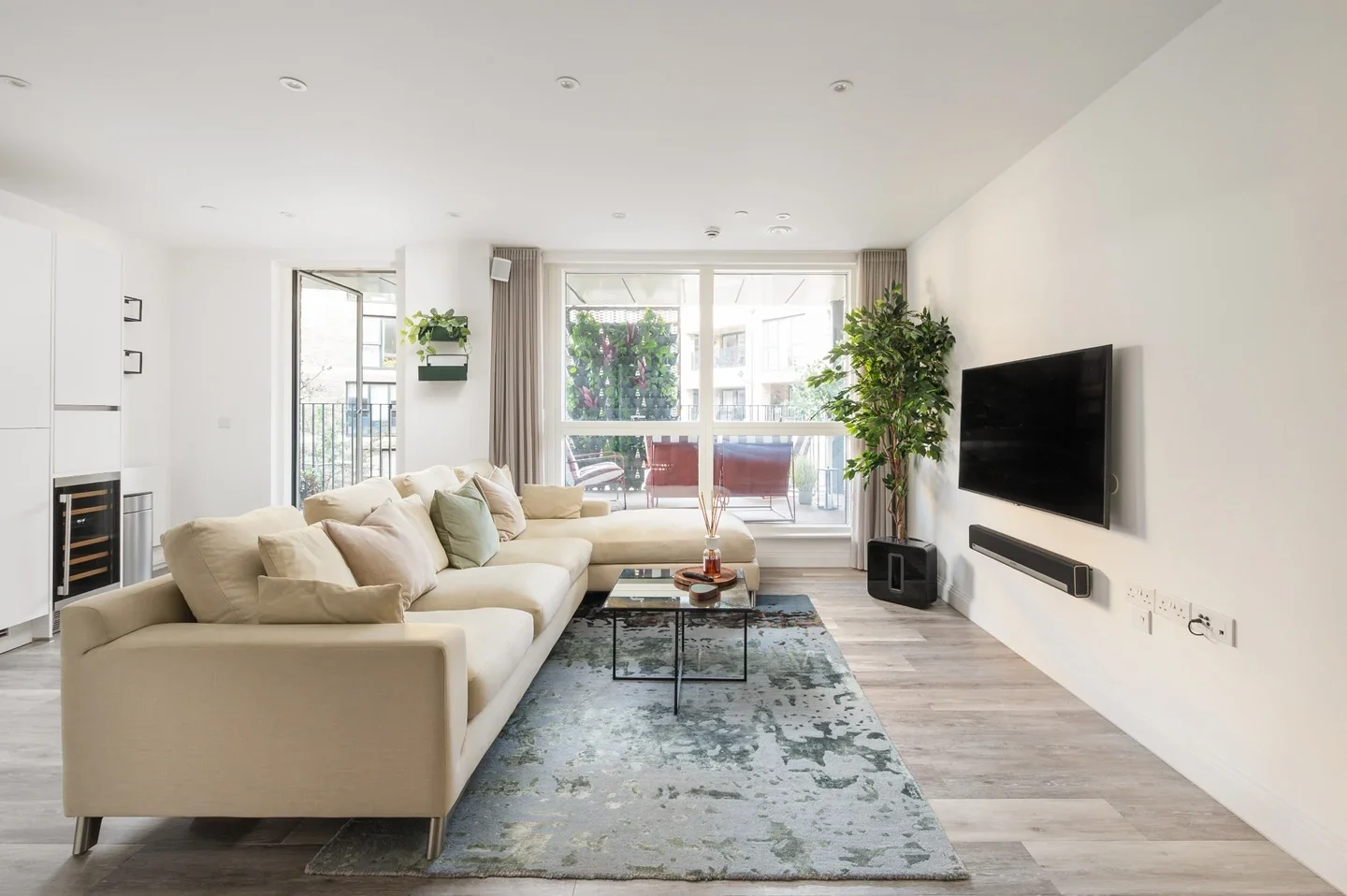 Flat Scena Way in Greater London