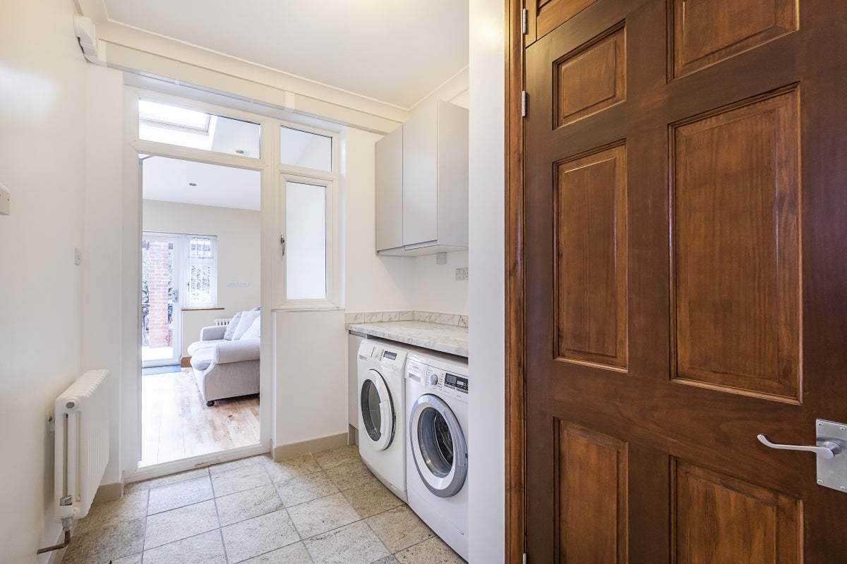 Room Taunton Avenue in Greater London