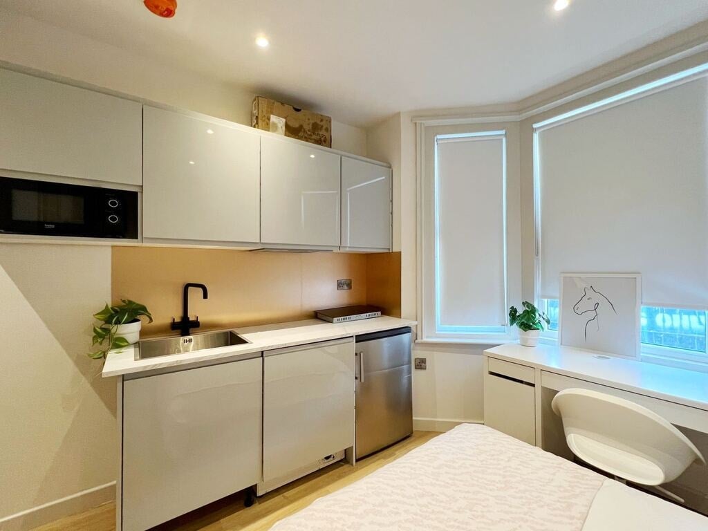 Flat Hawks Road in Greater London