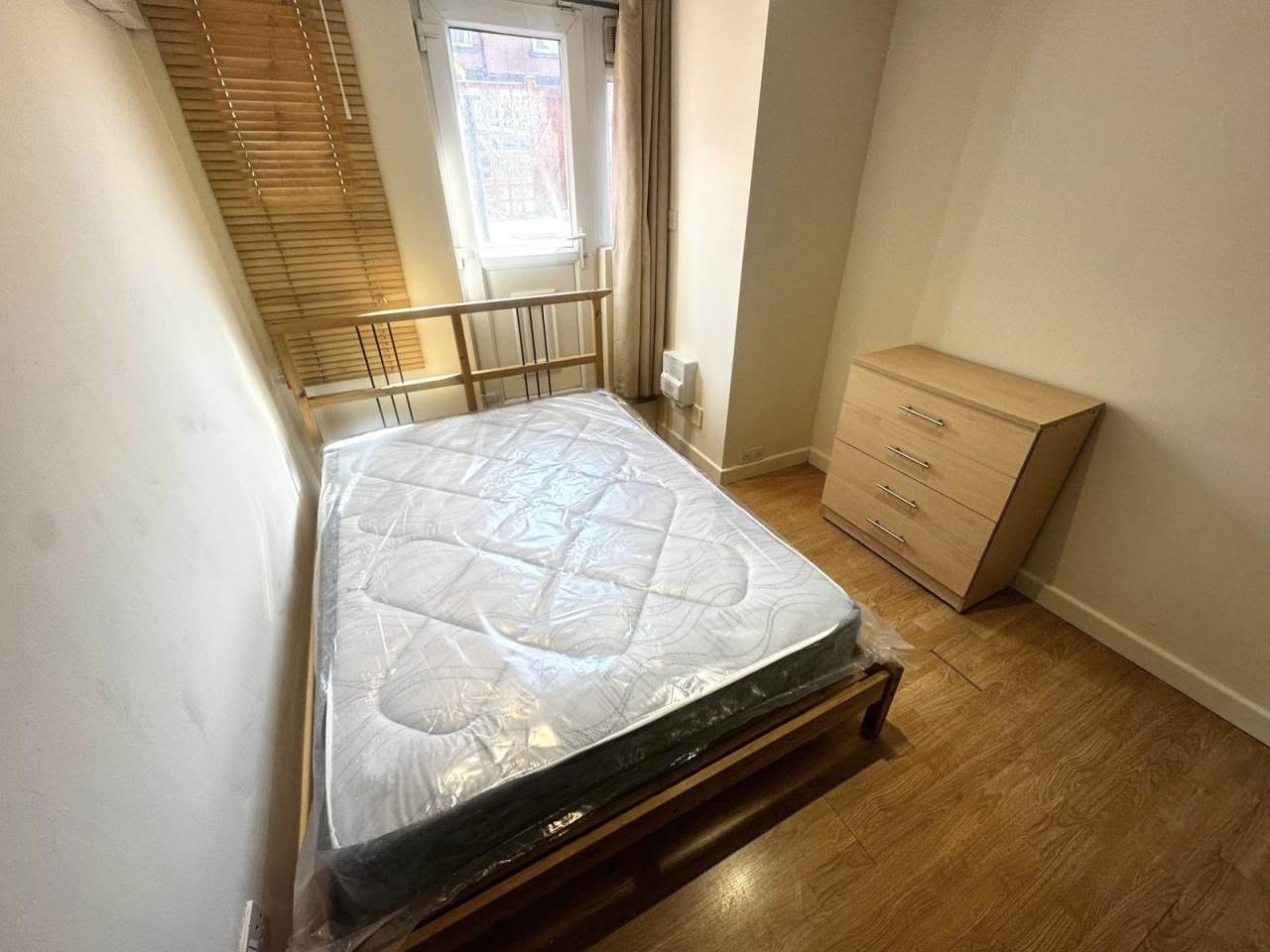 Room Bankfield Road in Leeds