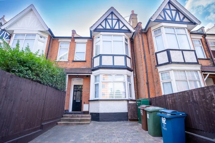 Flat Lowlands Road in Greater London