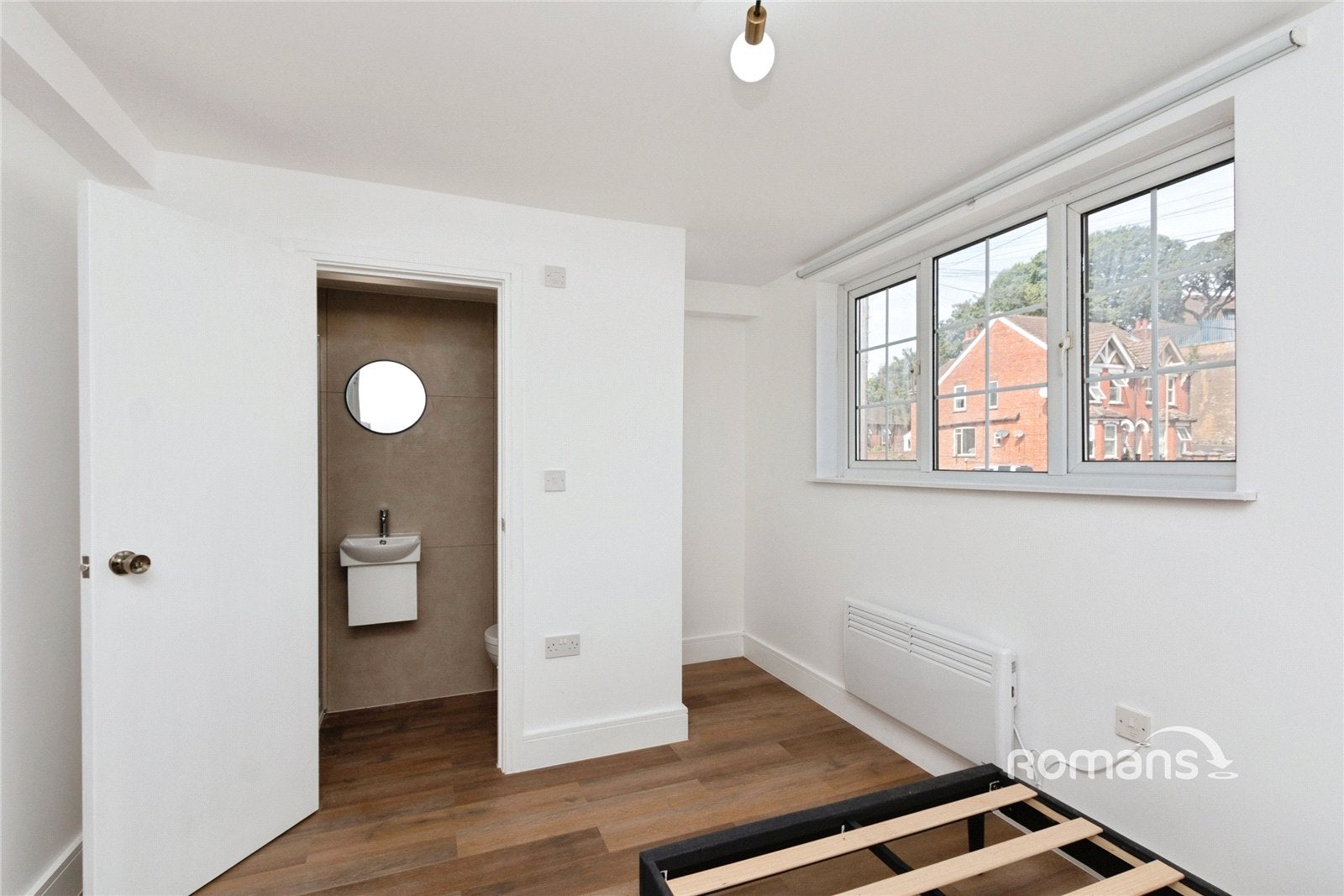 Room Queens Road in Rushmoor
