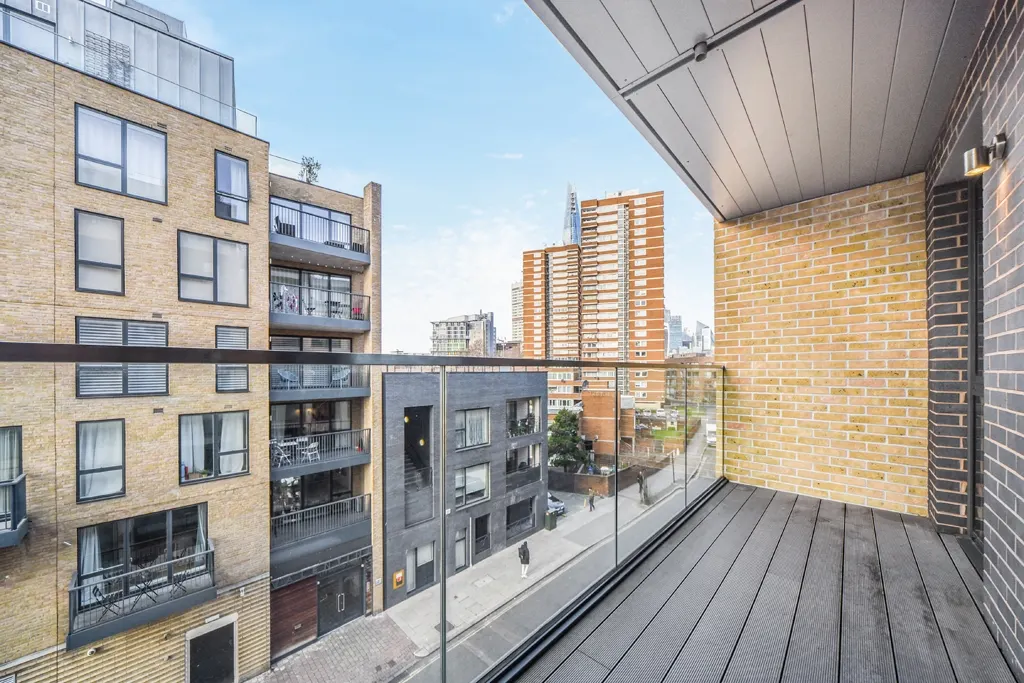 Flat Long Lane in Greater London