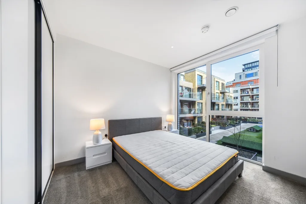 Flat Long Lane in Greater London
