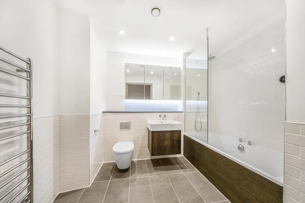 Flat Long Lane in Greater London