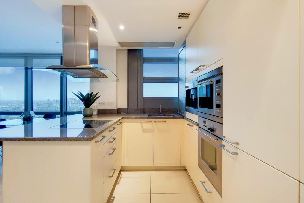 Flat Hertsmere Road in Greater London