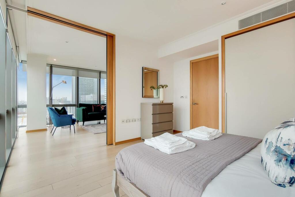 Flat Hertsmere Road in Greater London