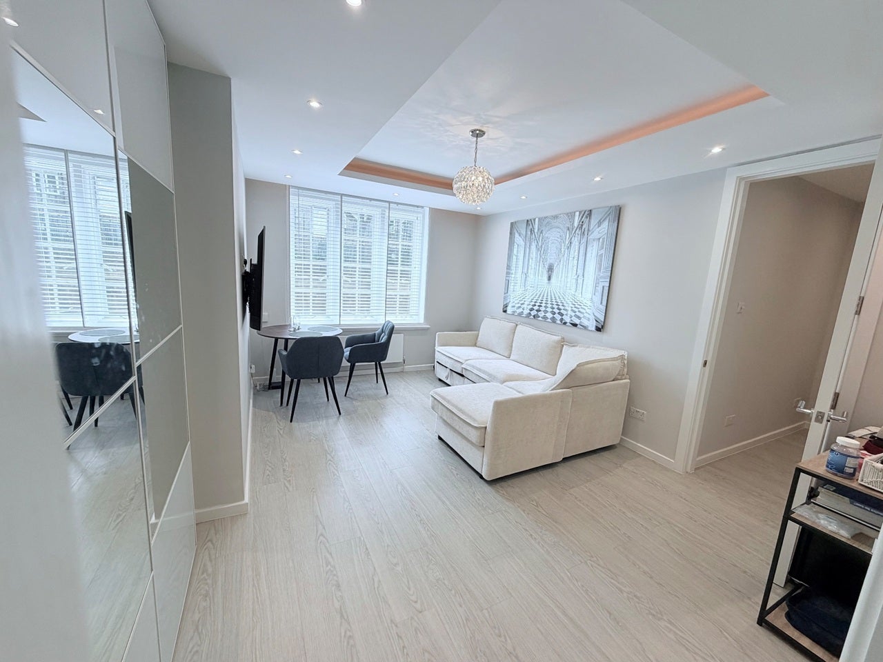 Flat Mortimer Crescent in Greater London